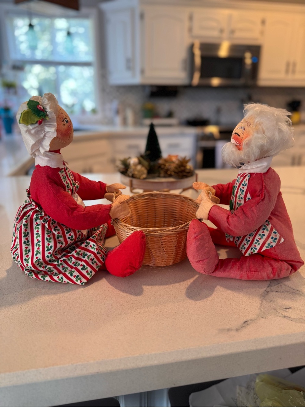 Vintage  Annalee Mobilitee 11” Santa & Mrs Claus Basket Centerpiece Set 1971